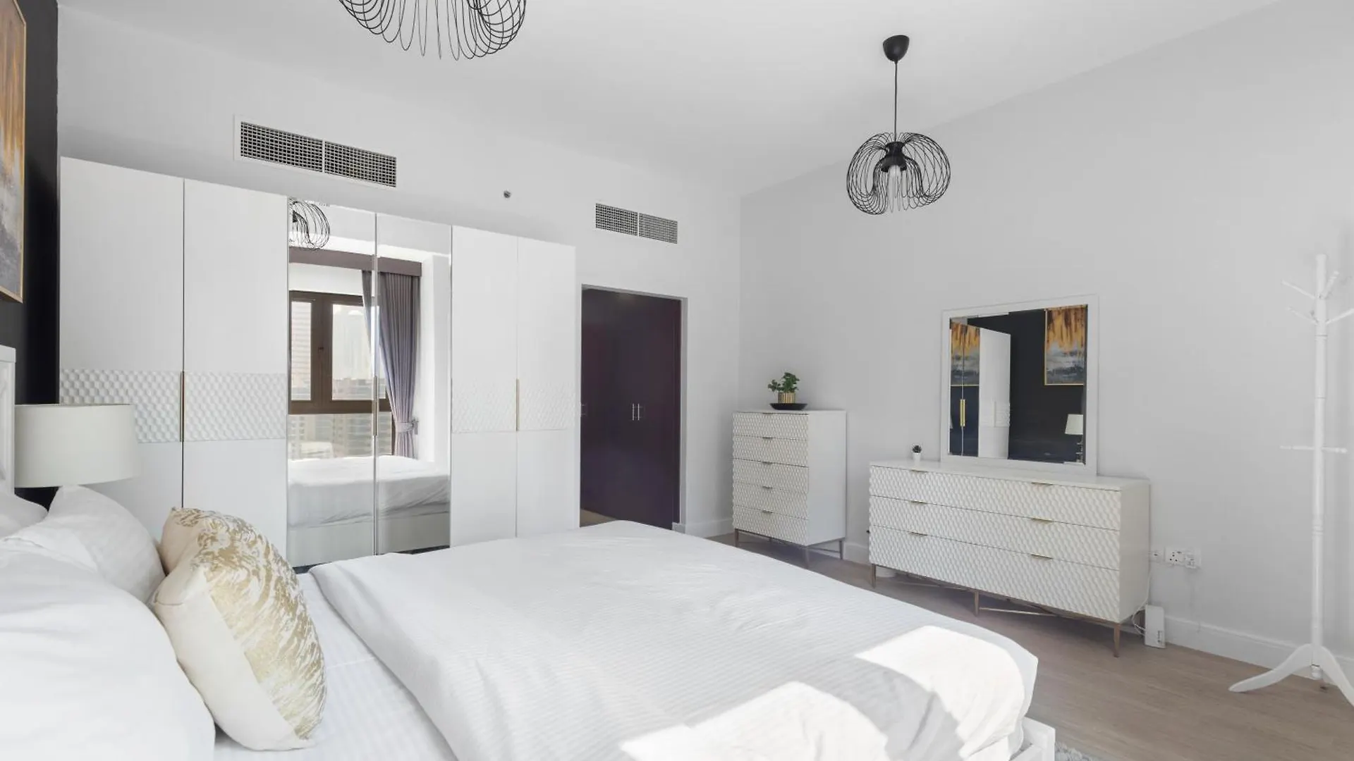 Modern Design 1 Bedroom Apartment, Pool Access Dubai